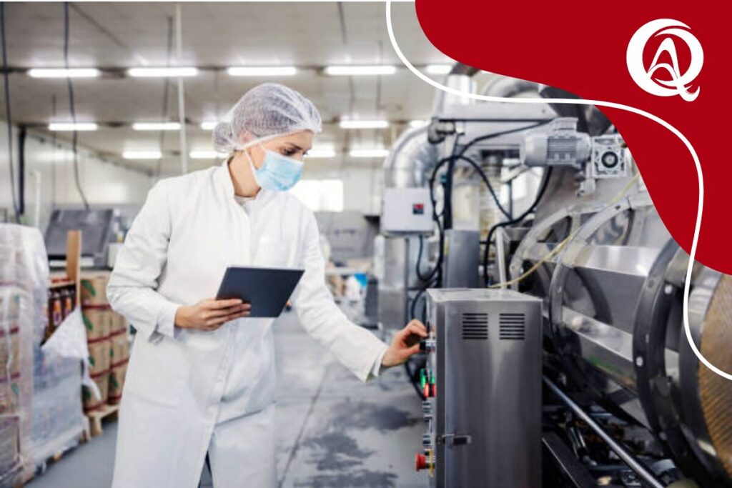 Mulher trabalhando em uma indústria relacionada a análises de alimentos